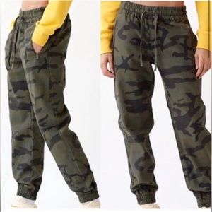 Aritzia tna Alix camouflage jogger
